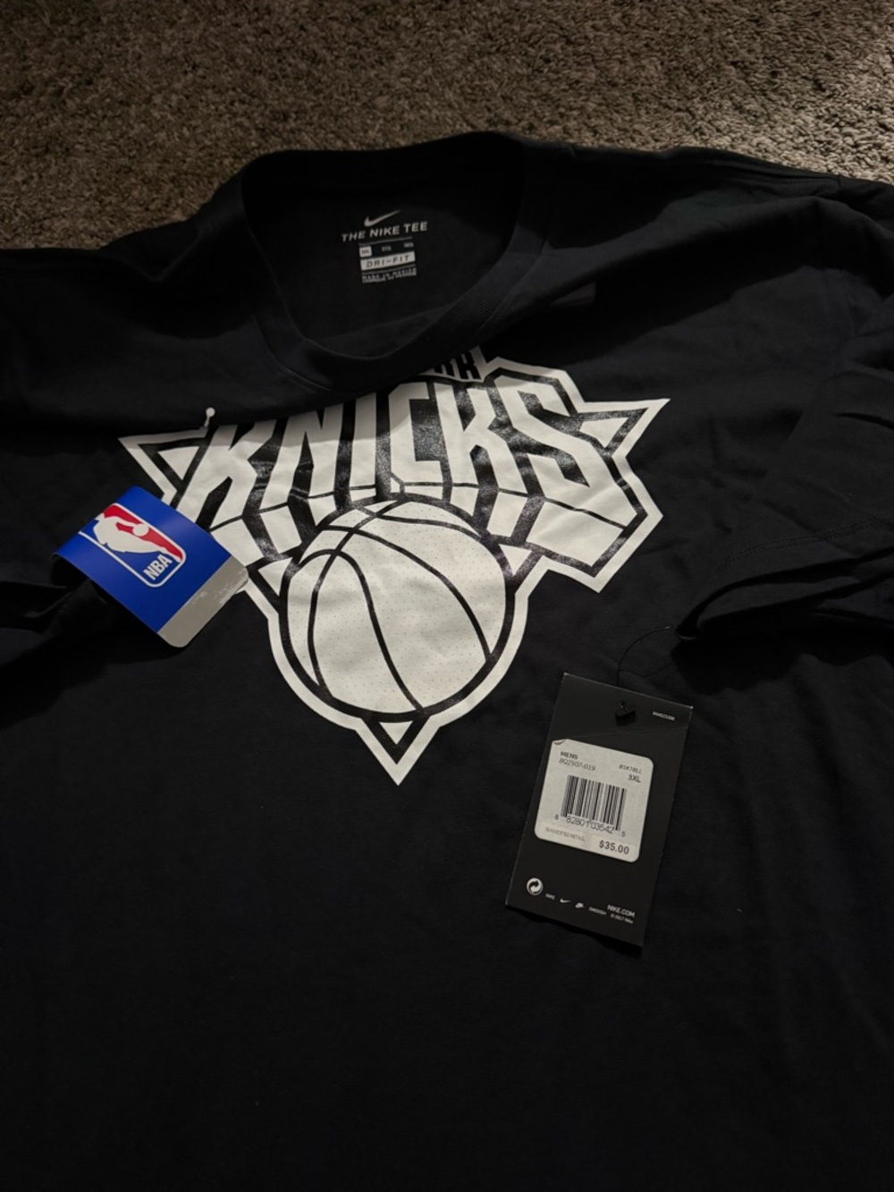 Nike Black New York Knicks Graphic Tee with Red Star Accents - Picture 3 of 6